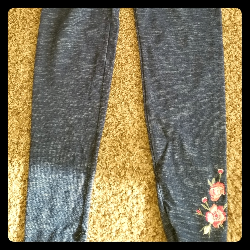 BLUE LEGGINGS WITH ROSES ON THE BOTTOM!!